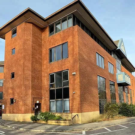 Elegant One Bedroom Apartment Swindon Exterior photo